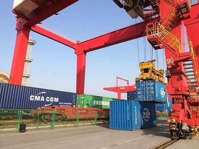 集装箱叠叠乐！宁波舟山港首开双层集装箱班列背后的技术引擎